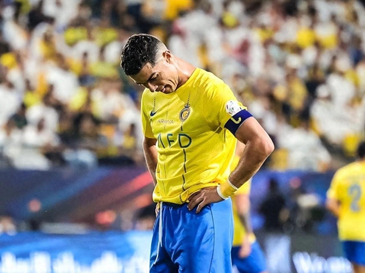 关于巴萨场边指挥情绪激动，C罗队员怒摔水瓶！的信息