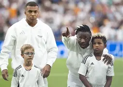 维尼修斯开场5分钟连进两球，梅西防线形同虚设！的简单介绍